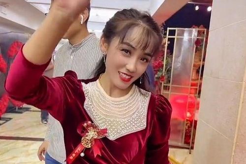 Xuất hiện tại lễ cưới con trai, mẹ chồng 'gây sốt' bởi gương mặt lão hóa ngược
