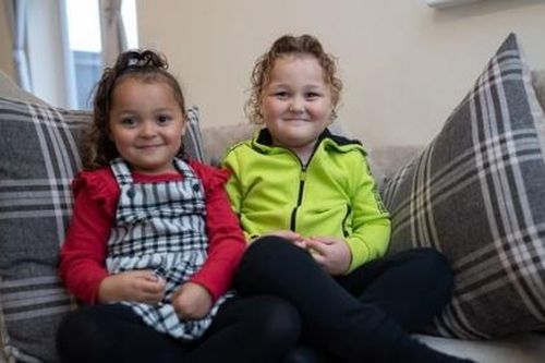 Kỳ lạ cặp song sinh mang hai màu da đối lập nhau