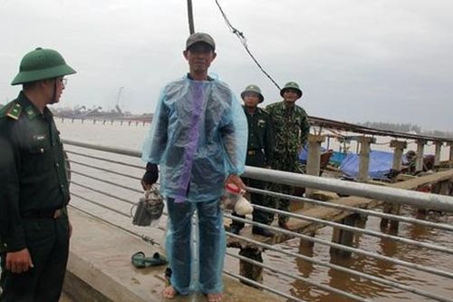 Cứu sống 2 ngư dân bị chìm thuyền trên biển