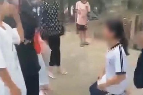Làm rõ nhóm nữ sinh cấp 2 đánh hội đồng bạn học dã man, bắt quỳ