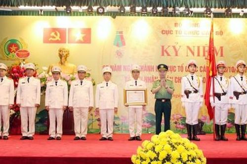 Cục Tổ chức cán bộ đón nhận Huân chương Bảo vệ Tổ quốc hạng Nhì