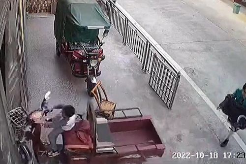Cậu bé vô tình vặn tay ga, xe điện lao vào ngôi nhà ở Trung Quốc