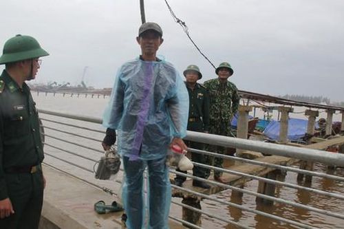 Ứng cứu tàu cá cùng 2 ngư dân Quảng Trị bị sóng đánh chìm trên biển