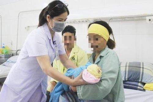 Báo động đỏ toàn viện cứu sống sản phụ cùng thai nhi nguy kịch