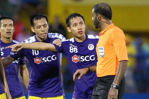Vì sao V.League cần trọng tài ngoại
