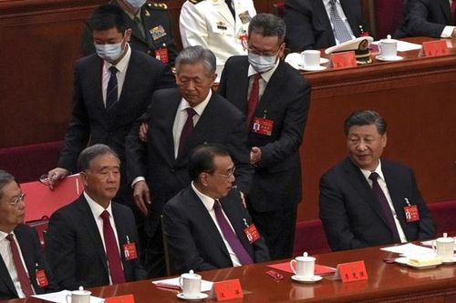 Tân Hoa xã: Ông Hồ Cẩm Đào rời phiên bế mạc Đại hội XX vì sức khỏe