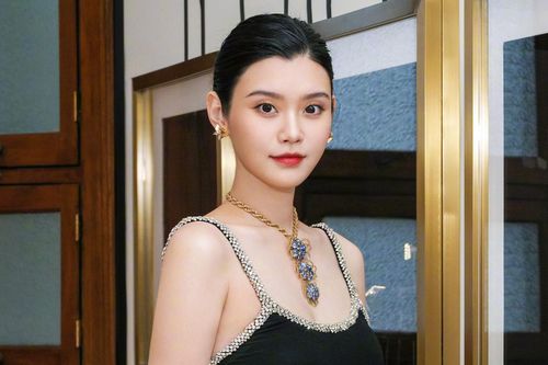 Hề Mộng Dao xấu hổ với màn cầu hôn của con trai vua sòng bạc Macau