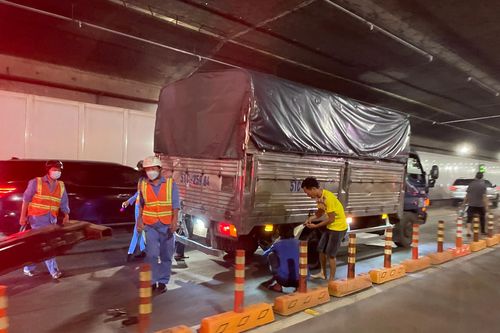 Xe tải nổ lốp trong hầm sông Sài Gòn, đại lộ Võ Văn Kiệt ùn ứ hơn 1 km