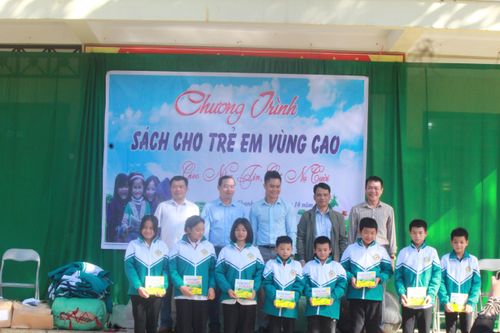 Trao sách, áo ấm đồng phục cho học sinh nghèo dân tộc Thái ở xứ Thanh