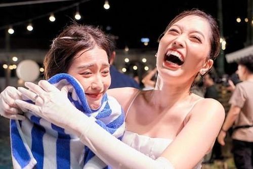 Khả Ngân bị đẩy xuống hồ bơi ở lễ cưới Phương Nga - Bình An