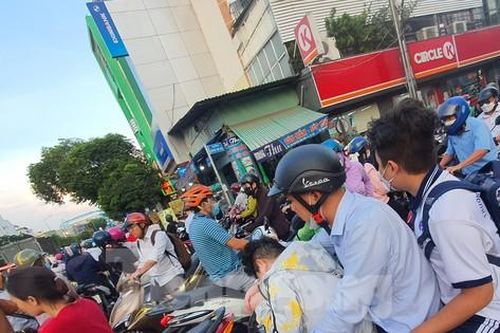 Lùi giờ học ở TPHCM, lãnh đạo phòng giáo dục nói khó thực hiện
