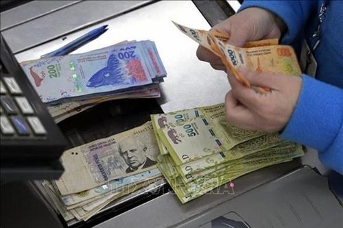 Argentina hỗ trợ khoản tín dụng 45.000 peso cho người không có thu nhập