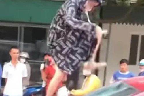 Đánh ghen tại Thanh Hóa: Người vợ 'tung cước' đập vỡ kính ô tô, cắn đứt tai nhân tình của chồng