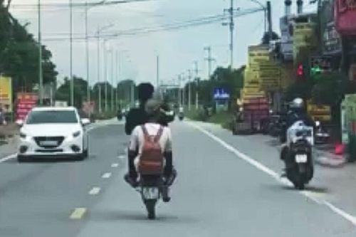 Khoe ảnh 'bốc đầu' xe máy, 2 thiếu niên bị phạt nguội
