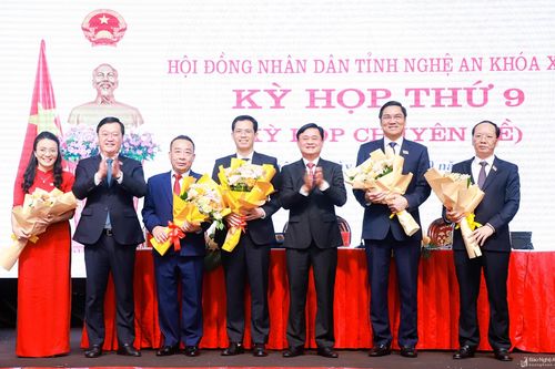 Phê chuẩn Phó Chủ tịch UBND TP HCM và Nghệ An