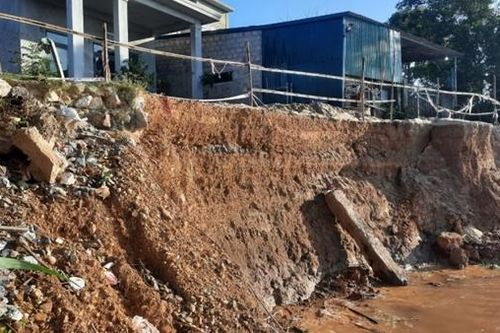 Khắc phục khẩn cấp sạt lở bờ sông Thạch Hãn