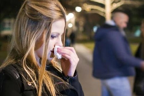 Không hợp 'chuyện chăn gối' với vợ, chồng công khai 'bóc bánh trả tiền'