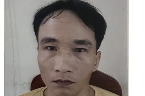 Kiểm tra gã đàn ông nghi vấn, lộ gói ma túy