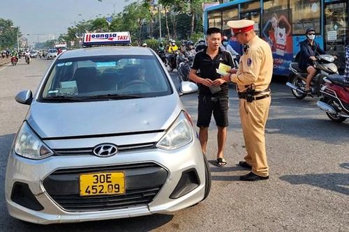 Hà Nội: Ra quân xử lý xe taxi vi phạm trước cổng Bệnh viện Bạch Mai