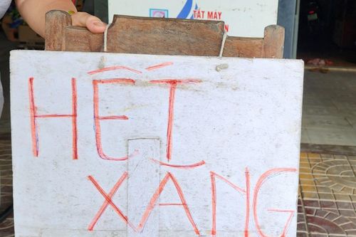 Chủ cây xăng ở miền Tây phải đi mua xăng lẻ về dùng
