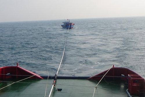 Cứu hộ tàu cá và 3 thuyền viên gặp nạn trên biển