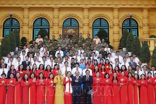 Chủ tịch nước gặp mặt Đoàn đại biểu điển hình tiên tiến tỉnh Vĩnh Long