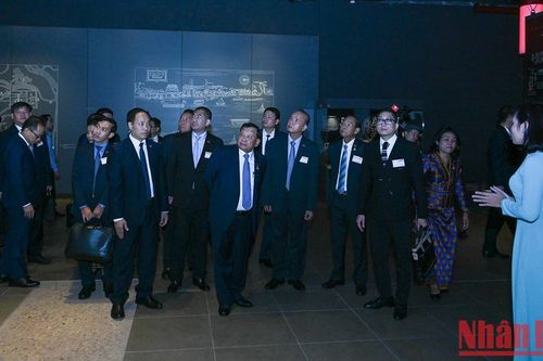 Chủ tịch Thượng viện Campuchia tham quan Khu trưng bày khảo cổ dưới hầm Nhà Quốc hội