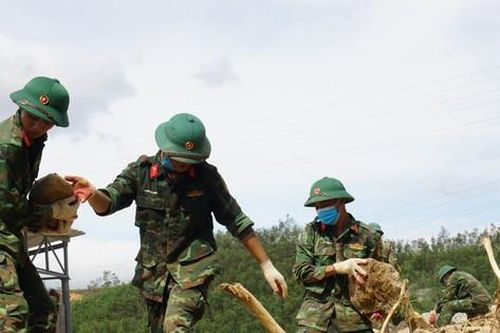 Bộ đội bới đất giúp dân tìm mồ mả bị vùi lấp sau lũ tại Nghĩa trang Hòa Sơn, Đà Nẵng
