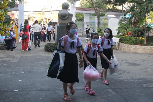 Nhiều trường học TPHCM lùi giờ vào học