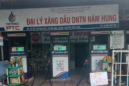 Chủ cây xăng phải đi mua từng chai để dùng