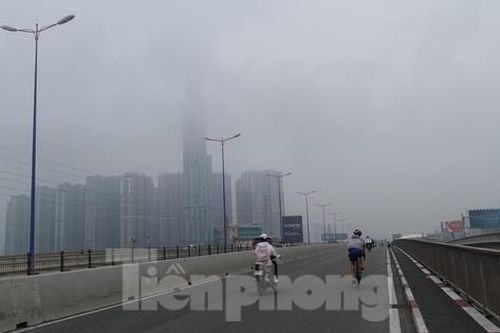 TPHCM chìm trong sương mù, nhiều tòa nhà cao tầng 'mất hút'
