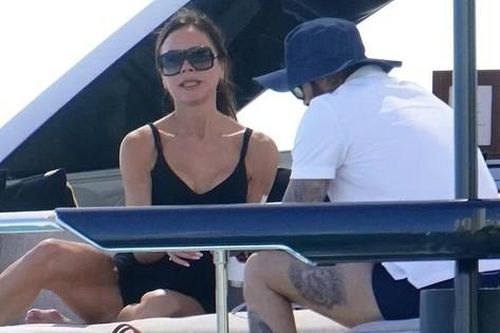 Victoria Beckham bị chê như suy dinh dưỡng khi mặc đồ sexy