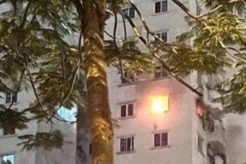 Căn hộ chung cư Ciputra bốc cháy dữ dội trong đêm