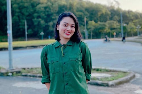 Hoa khôi bóng chuyền Thu Hoài cực xinh với áo lính