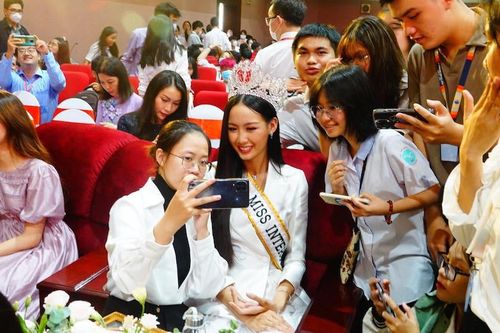 Hoa hậu Liên lục địa Lê Nguyễn Bảo Ngọc rạng rỡ về trường trong ngày khai giảng