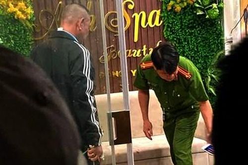 Khởi tố nam thanh niên đâm chết bạn gái tại spa rồi tự sát bất thành