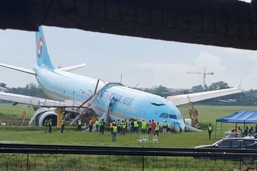 Máy bay Korean Air lao khỏi đường băng, hành khách sử dụng máng trượt khẩn cấp thoát thân