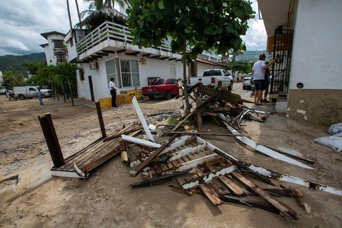 Mexico: Bão Roslyn kèm theo mưa lớn làm 2 người thiệt mạng
