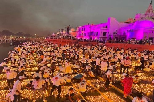 Thành phố ở Ấn Độ lập kỷ lục thắp 1,5 triệu ngọn đèn dầu trong lễ hội Diwali