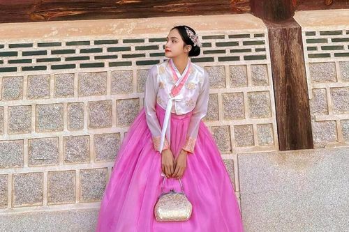 Hương Giang diện Hanbok check-in cực xinh xắn ở Hàn Quốc