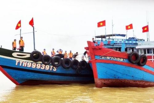 Thừa Thiên Huế: Kịp thời cứu hộ tàu cá chết máy trôi dạt trên biển