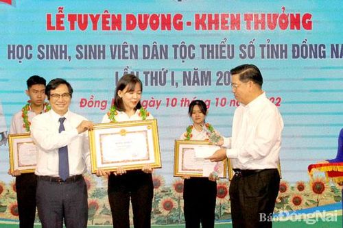 Nữ sinh vượt khó đến trường