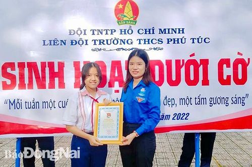 Tuyên dương học sinh nhặt được của rơi trả lại người mất