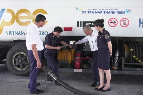 Hải quan gặp khó khi thông quan xăng dầu nhập khẩu của các đầu mối đang bị Bộ Công thương xử phạt