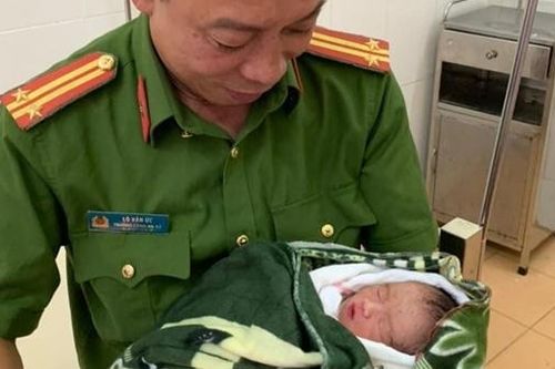 Trưởng Công an xã làm 'bà đỡ' cho thai phụ ngay trên đường