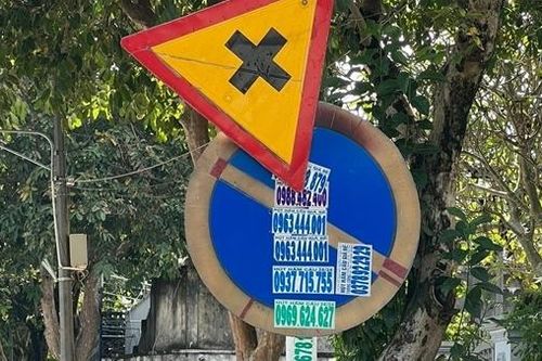 Dán giấy quảng cáo 'thông cống', một người dân bị phạt 5 triệu