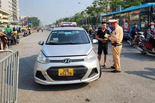 Hà Nội: Xử phạt hơn 3.200 ô tô dừng, đỗ sai quy định