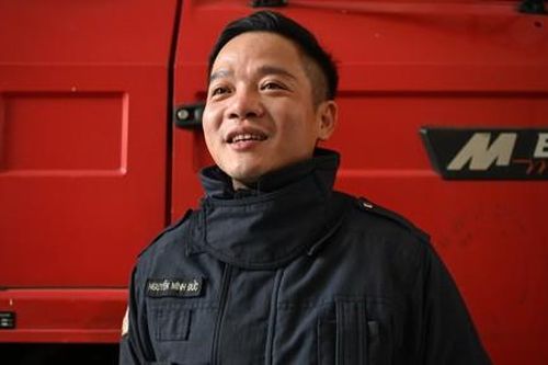 Cô gái ôm chầm Cảnh sát PCCC: 'Bố mẹ ơi, các chú cứu sống con rồi'