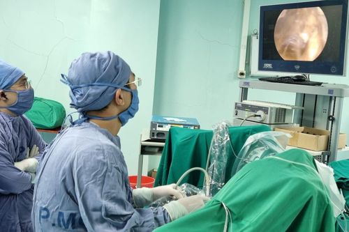 Bóc tách u tuyến tiền liệt lớn gấp 12 lần bình thường cho người đàn ông 68 tuổi