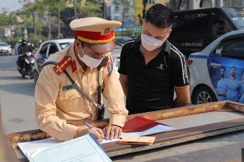 Hà Nội: Xử phạt nhiều tài xế dừng đỗ trái phép trước cổng Bệnh viện Bạch Mai